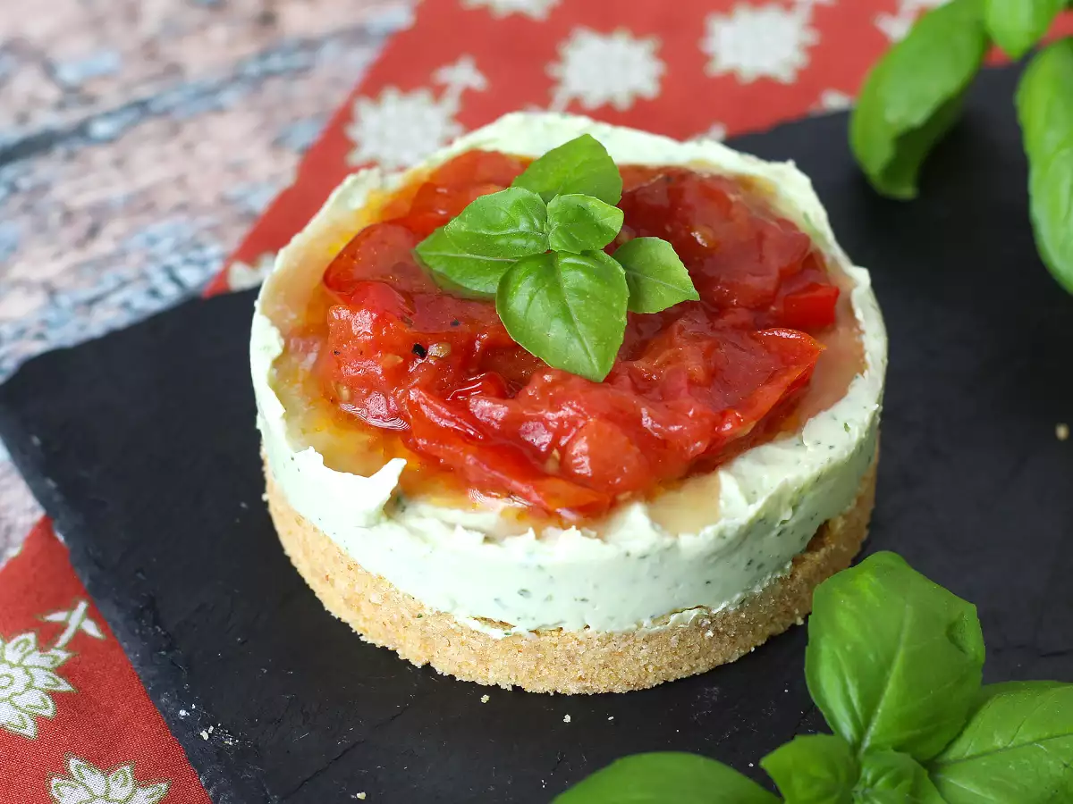 Recept Slaný tvarohový koláč s bazalkou a cherry rajčátky: chutný nápad na rauty a aperitivy
