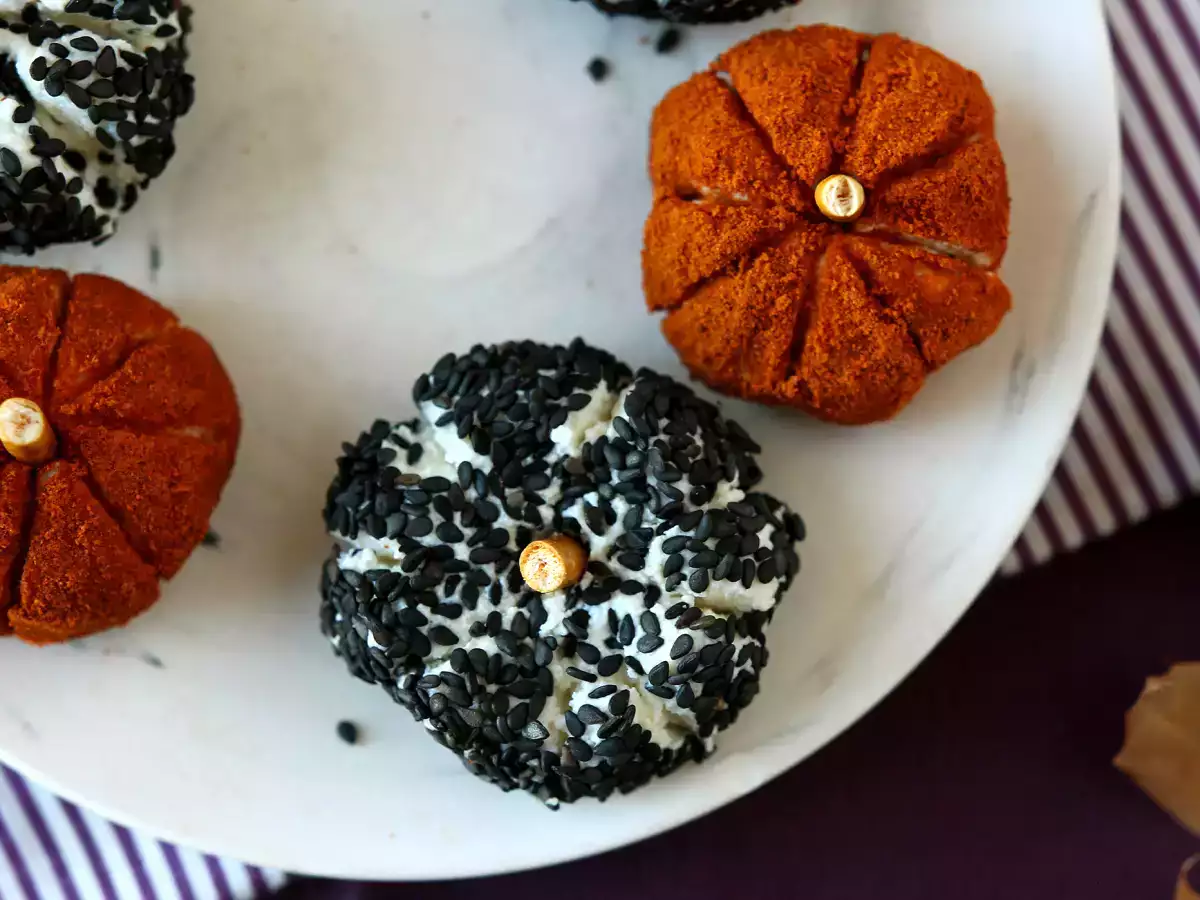 Recept Aperitivní sýrová pomazánka ve tvaru dýně, ideální na halloween!