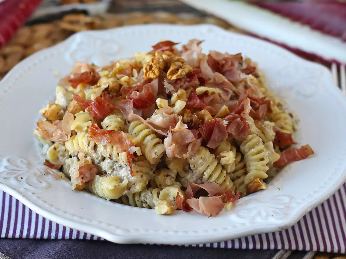 Recept Krémové těstoviny s čekankou, křupavou slaninou a vlašskými ořechy: rychlý a neodolatelný recept