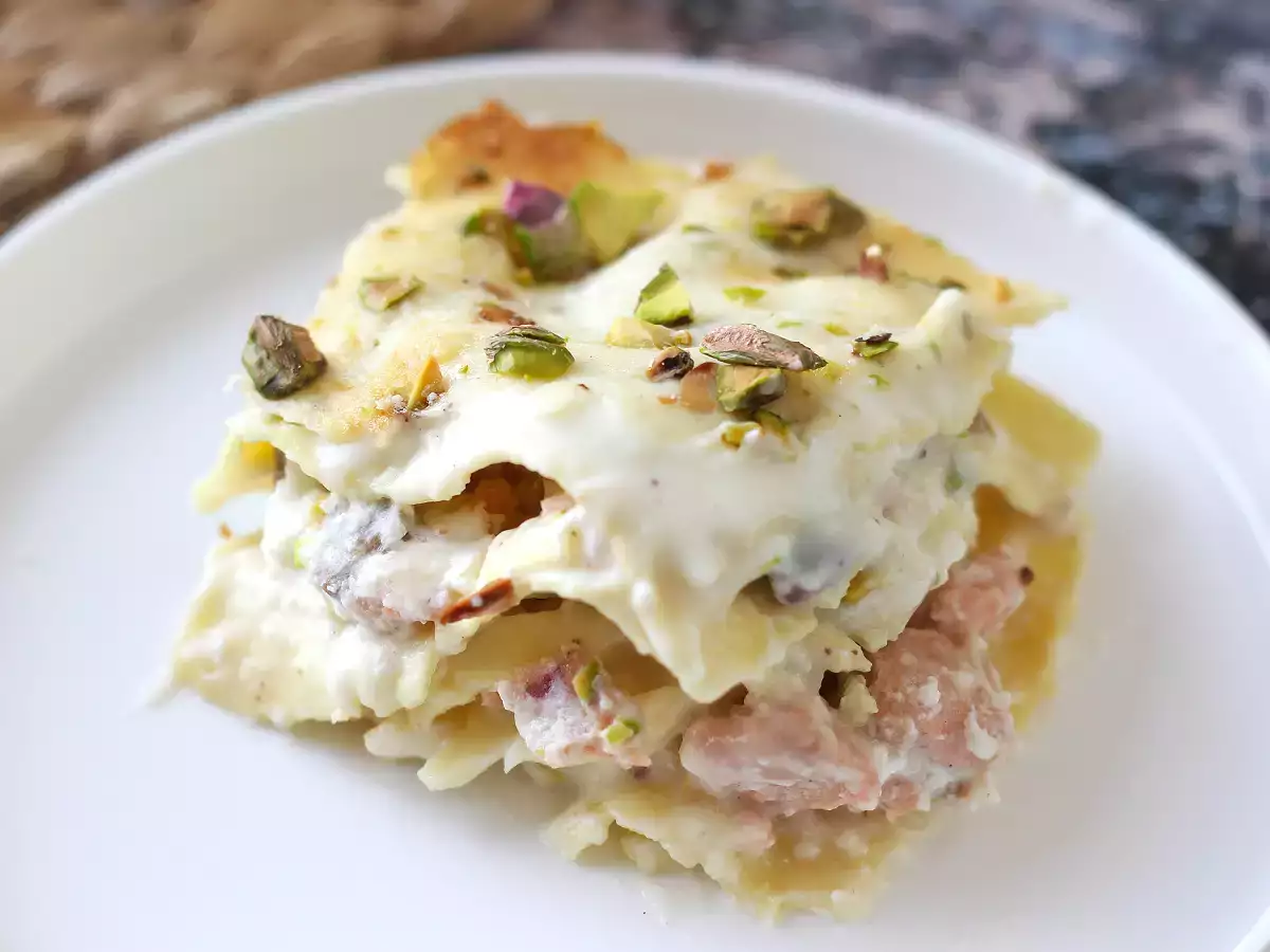 Recept Lososové lasagne s burratou a krémovými křupavými pistáciemi