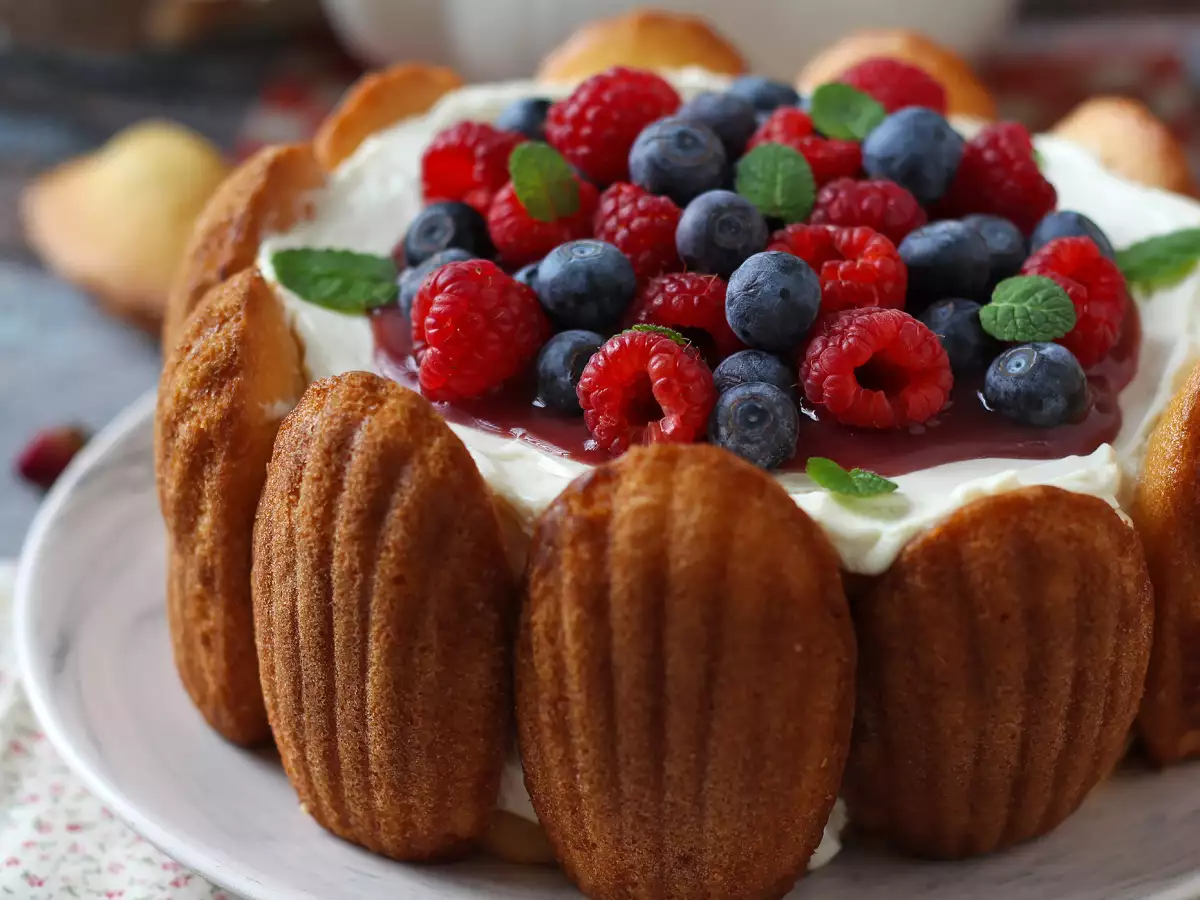 Recept Charlotte s červeným ovocem a madeleines
