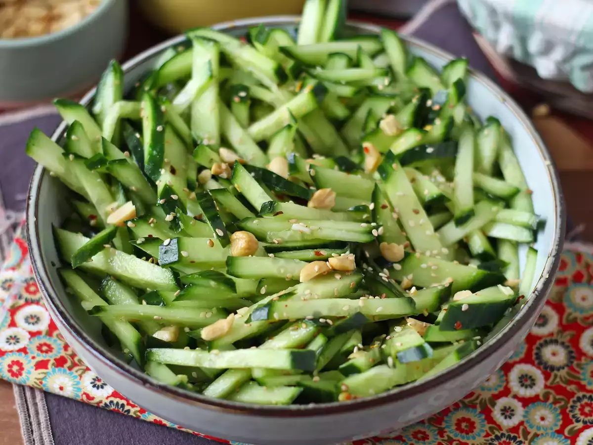 Recept Pikantní okurkový salát s arašídy