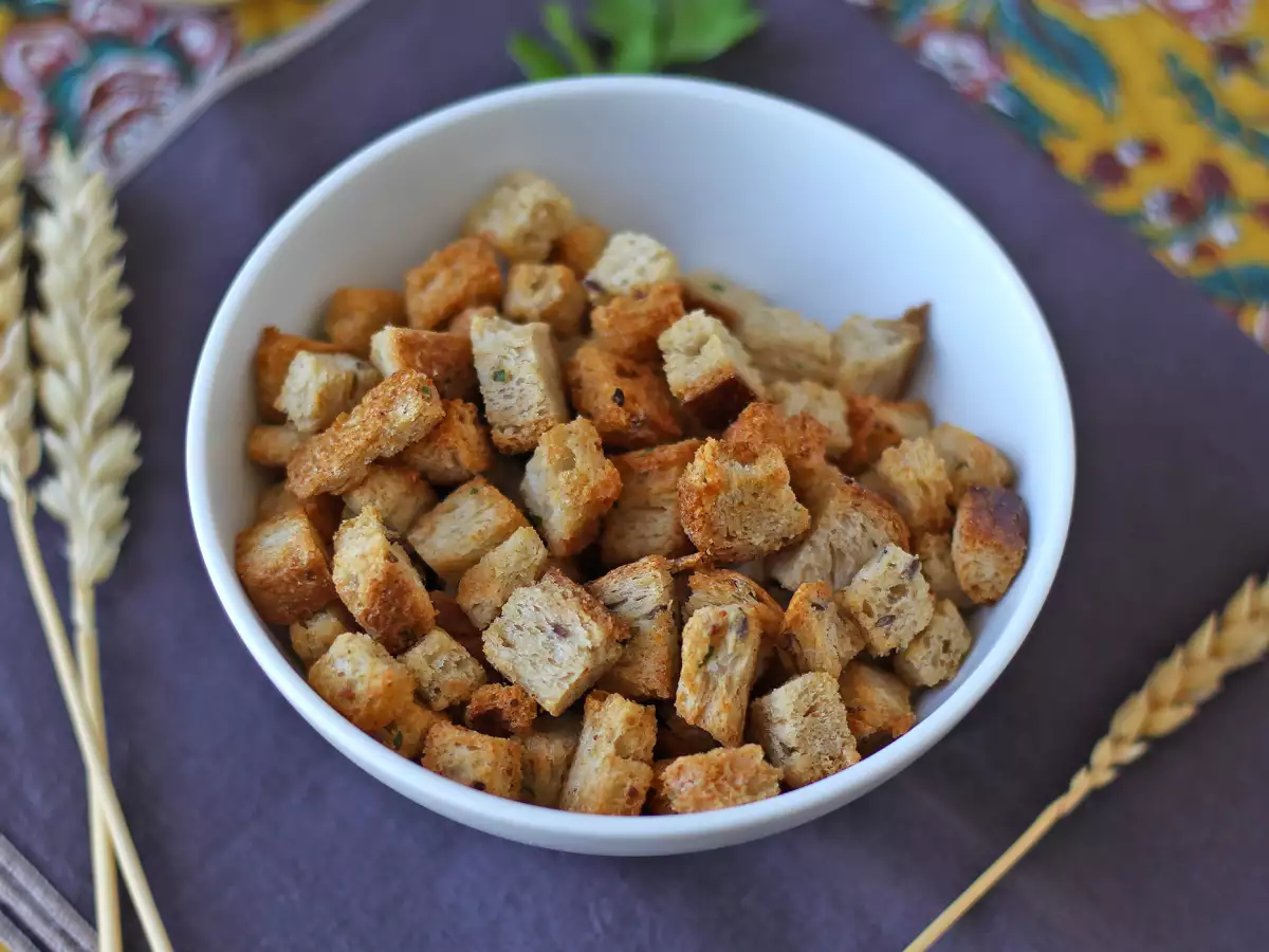 Recept Křupavé bylinkové krutony ve fritéze air fryer (rychlé a snadné)