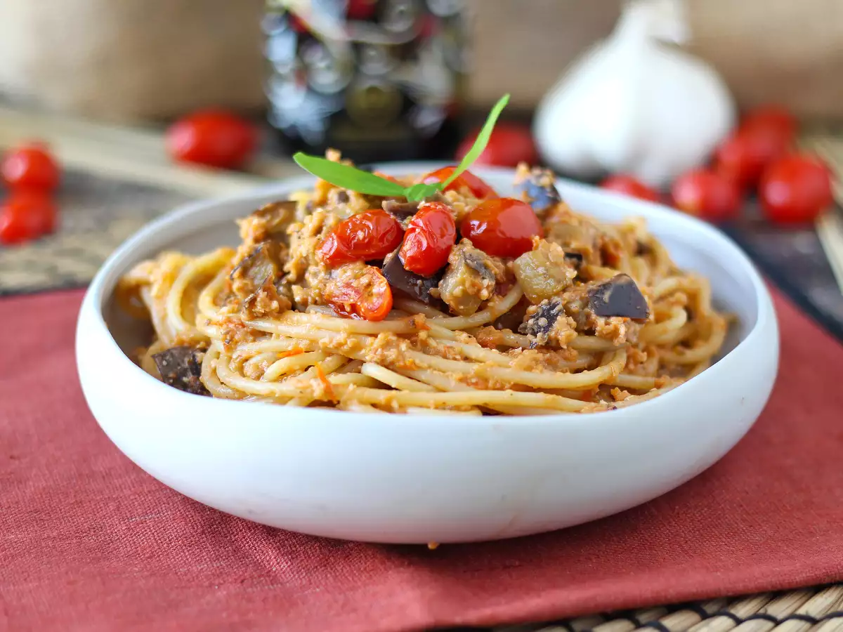 Recept Těstoviny s lilkovým krémem a cherry rajčátky: jednoduchý a chutný recept