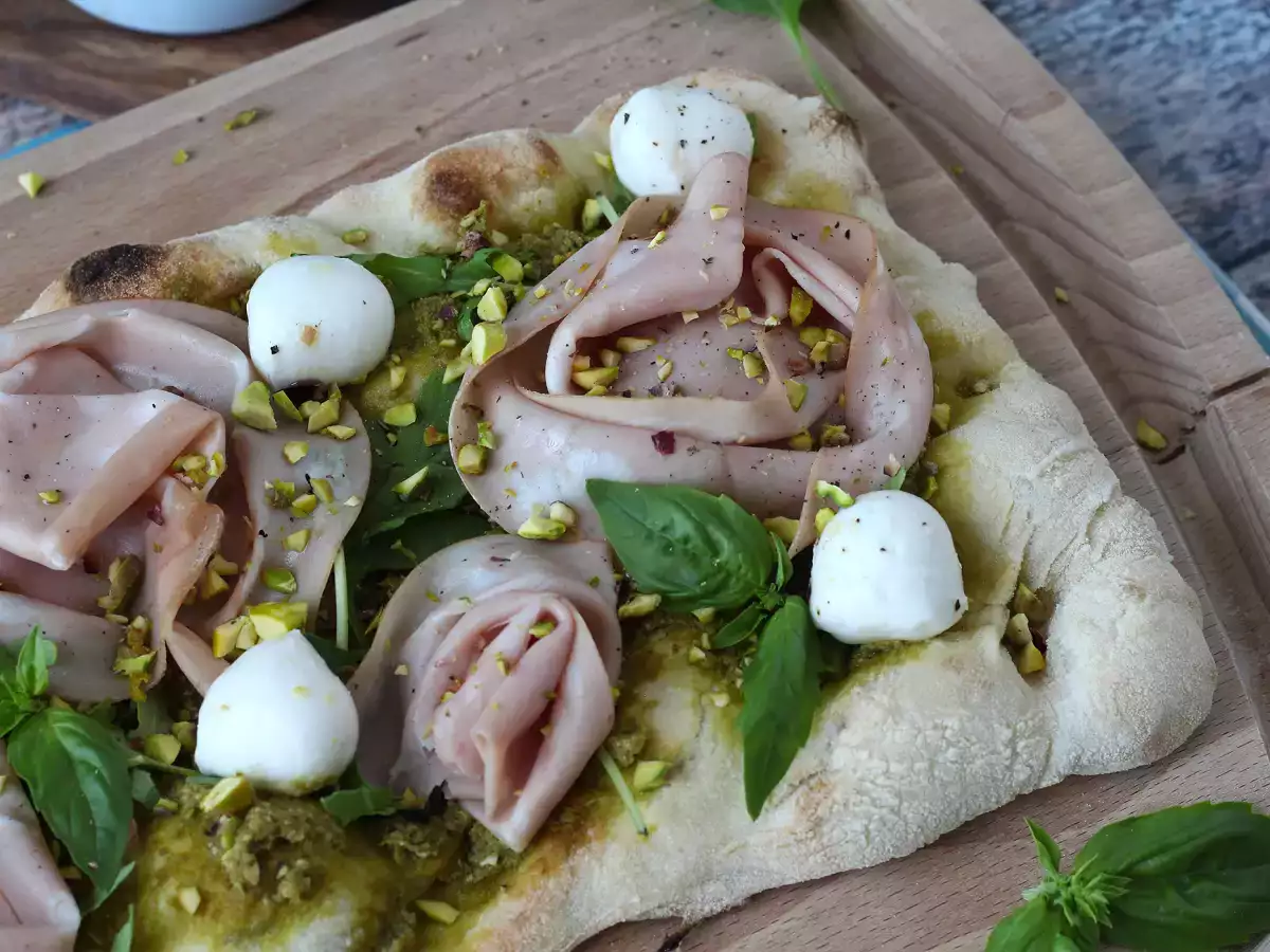 Recept Pinsa s pestem a mortadelou, hotová za 10 minut!