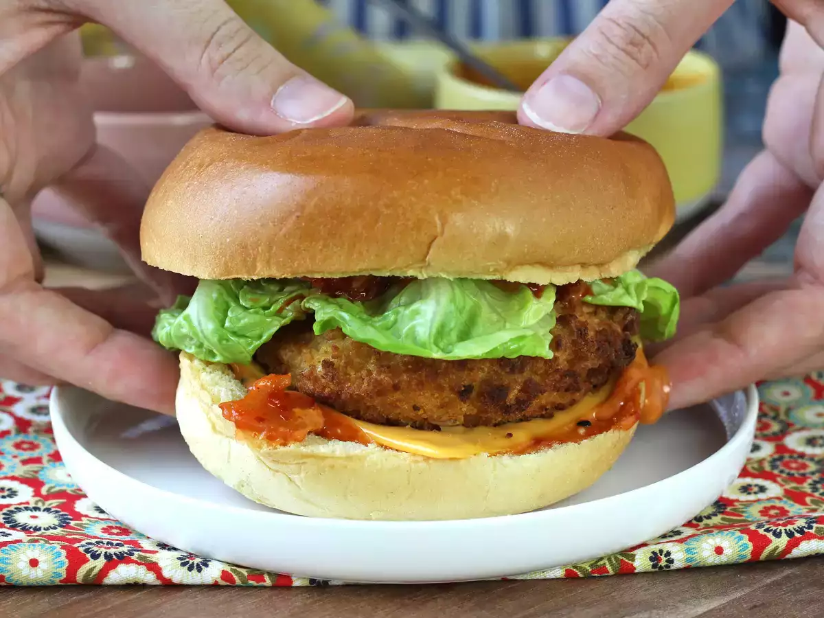 Recept Burger s kuřecím masem obaleným v korejském stylu: křupavý, pikantní a neuvěřitelně lahodný
