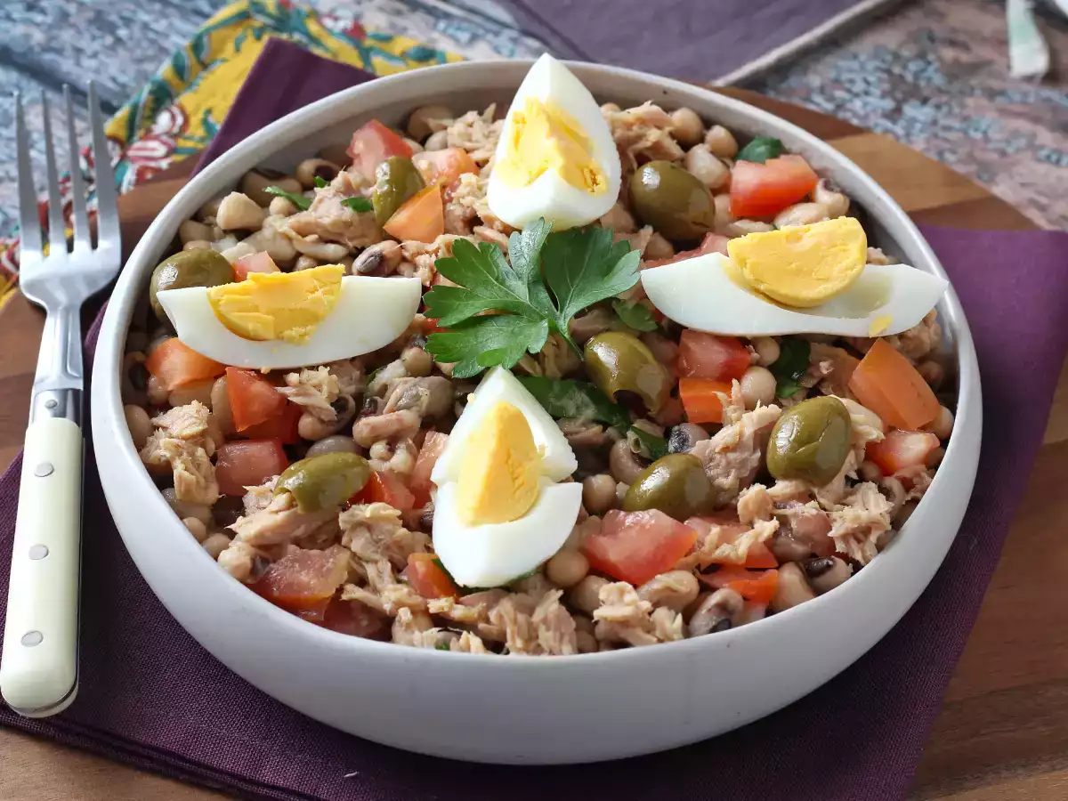 Recept Kukuřičný salát s tuňákem, vejci a olivami: portugalská klasika!