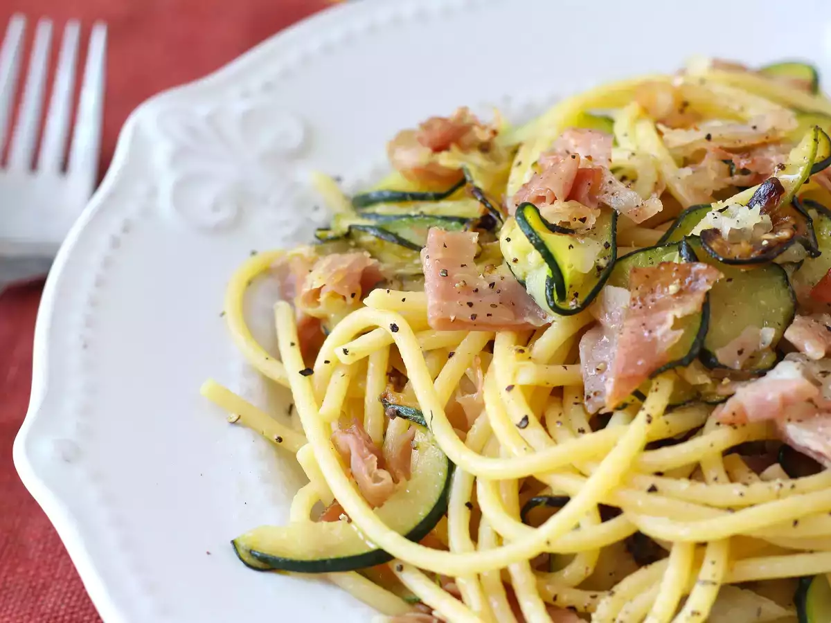 Recept Těstoviny s cuketou a křupavým speckem: jednoduchý recept, který se hodí k obědu i večeři