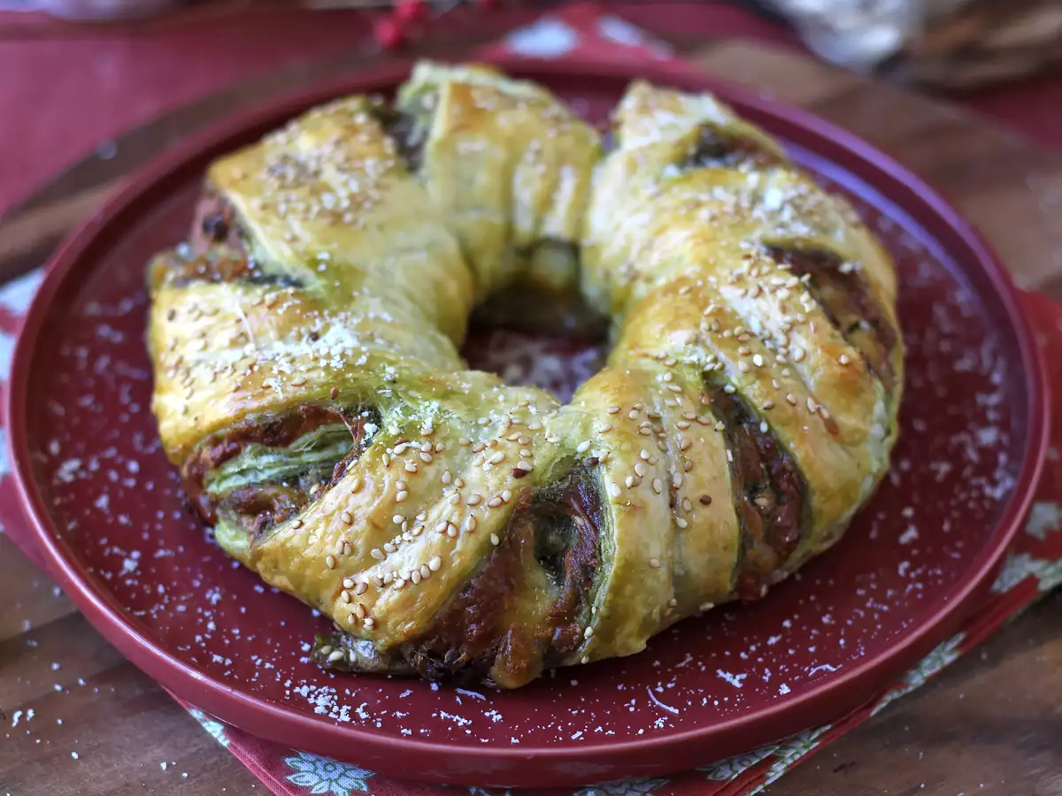 Recept Listový věnec s pestem, mozzarellou a sušenými rajčaty