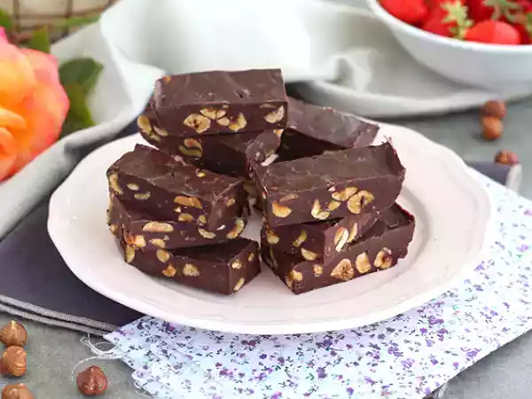 Recept Lískový fondán - čtverečky z čokolády a lískových oříšků