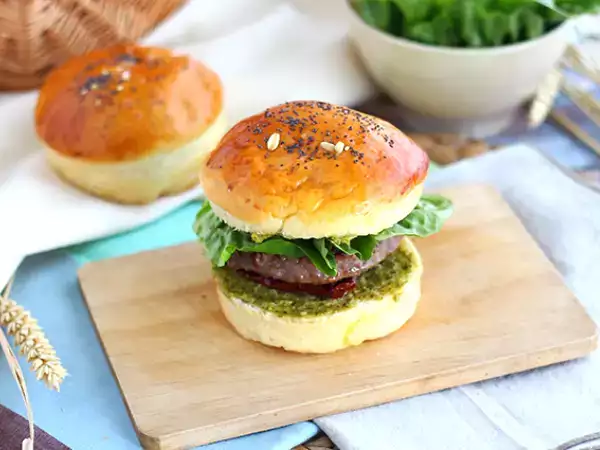 Recept Burger v italském stylu: omáčka pesto, sušená rajčata, mozzarella