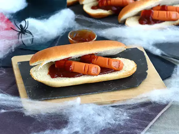 Recept Krvavé halloweenské párky v rohlíku