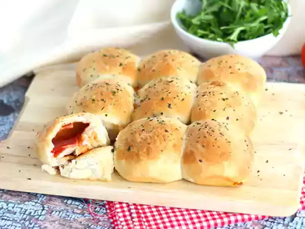Recept Pizza housky se šunkou a sýrovou náplní