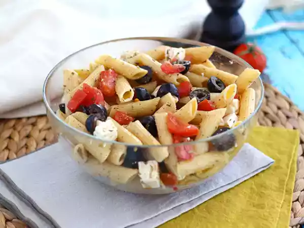 Recept Salát z těstovin, rajčat, fety a oliv