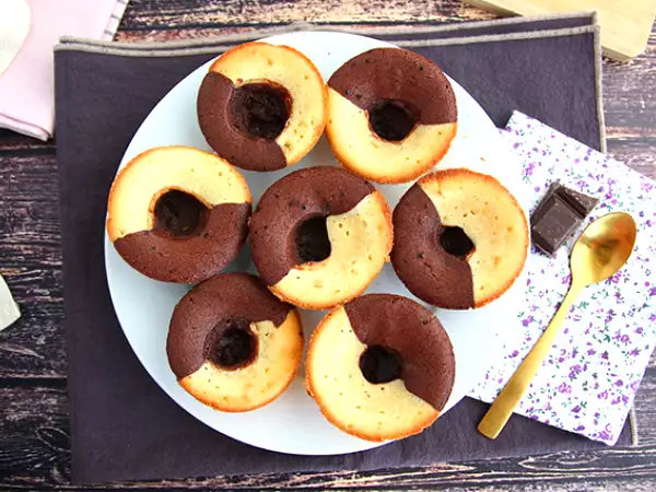 Recept Čokoládový a vanilkový dort s dvojitou příchutí a čokoládovým středem
