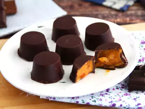Recept Čokoládové bonbony plněné slaným máslovým karamelem a mandlemi