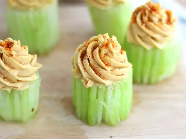Recept Veganské koláčky s okurkou a hummusem
