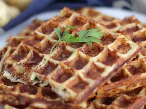 Recept Vafle se slaninou, sýrem comté a bramborami