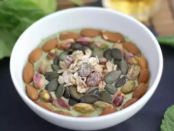 Recept Smoothie mísa s kiwi, mátou a špenátovými výhonky