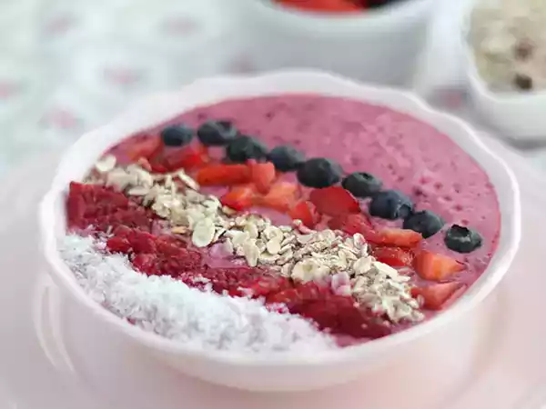 Recept Smoothie bowl s červeným ovocem