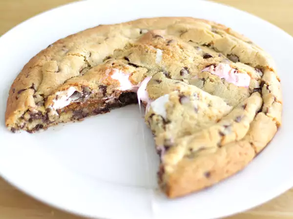 Recept Obří dort z cookies s marshmallows