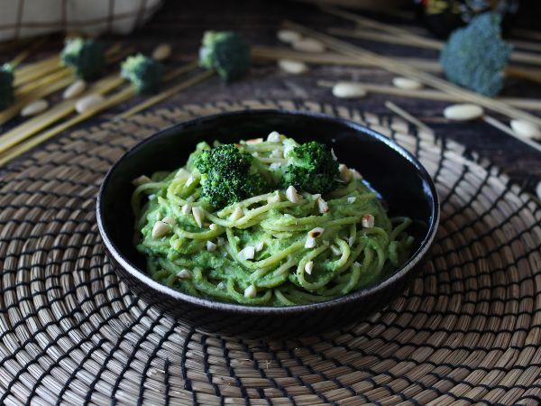 Recept Krémové těstoviny s brokolicí a mandlemi: snadno připravitelný a chutný pokrm