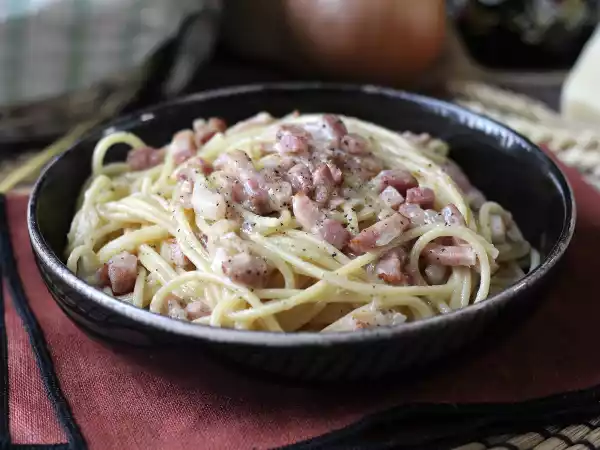 Recept Těstoviny se slaninou: snadné, levné a krémové