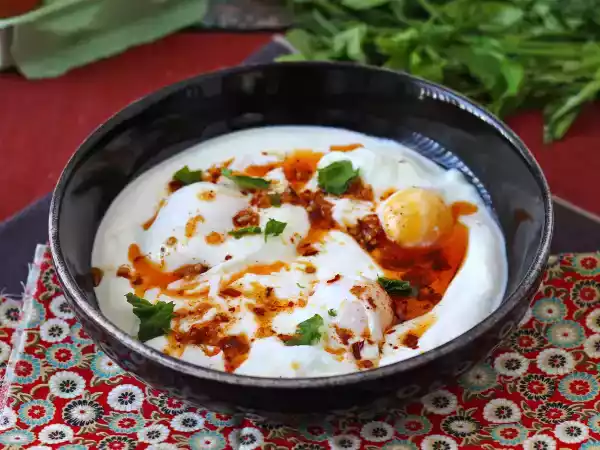 Recept Vejce na turecký způsob na jogurtovém základě s pikantním olejem - çilbir