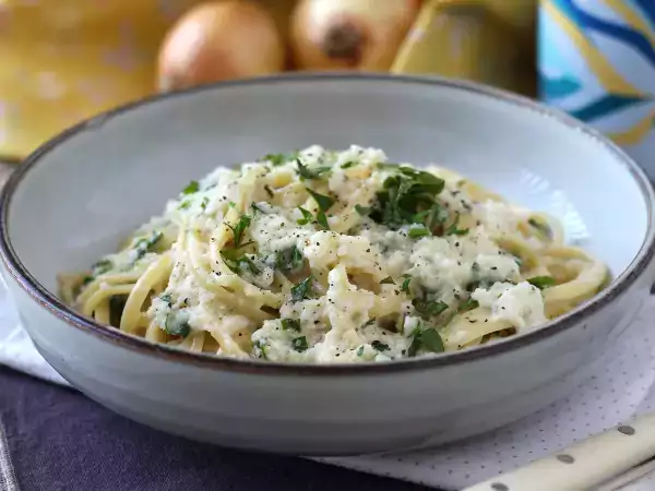 Recept Krémové cibulové těstoviny: chutný a super levný první chod!