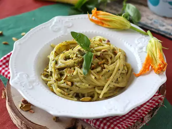 Recept Těstoviny s cuketovými květy, ricottou a pistáciemi