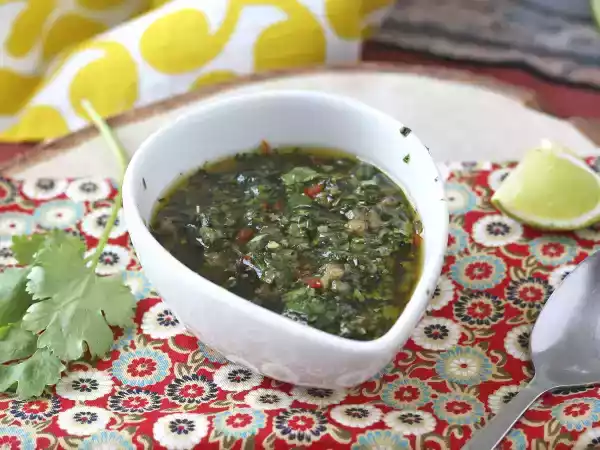 Recept Omáčka chimichurri: dokonalý doplněk k grilování a rožnění.