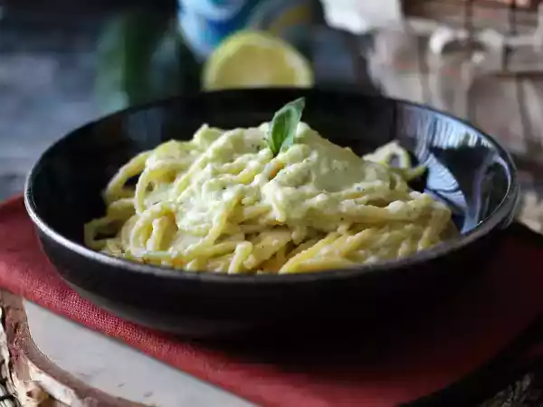 Recept Krémové těstoviny s cuketou a řeckým jogurtem