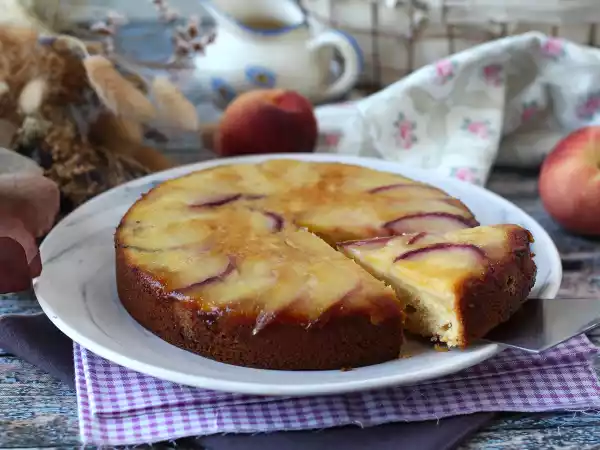Recept Broskvový koláč vzhůru nohama, vlhký, rozplývající se a karamelizovaný