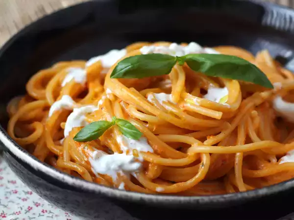 Recept Krémové těstoviny s burratou a cherry rajčátky