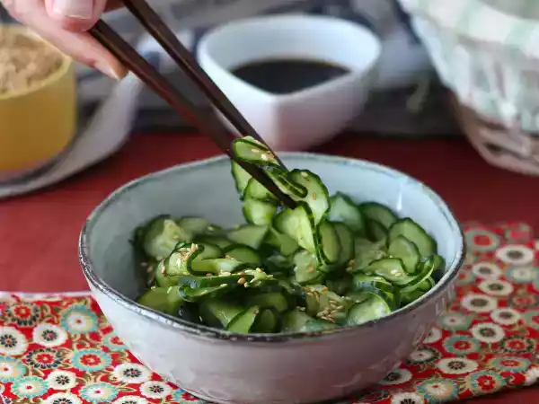 Recept Japonský salát z nakládaných okurek