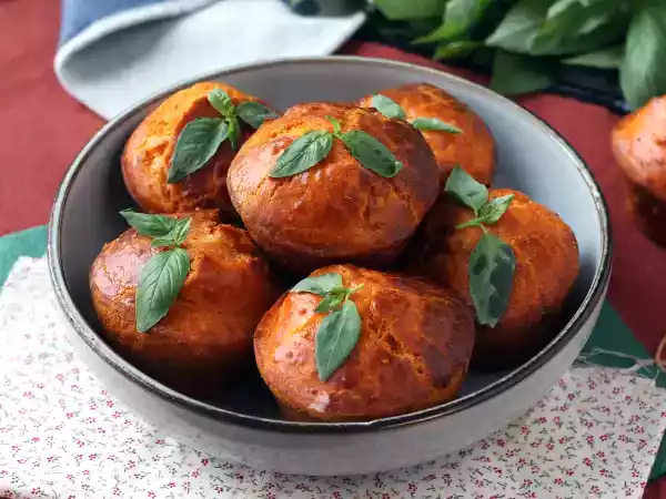 Recept Rajčatové muffiny s tajícím srdcem z mozzarelly