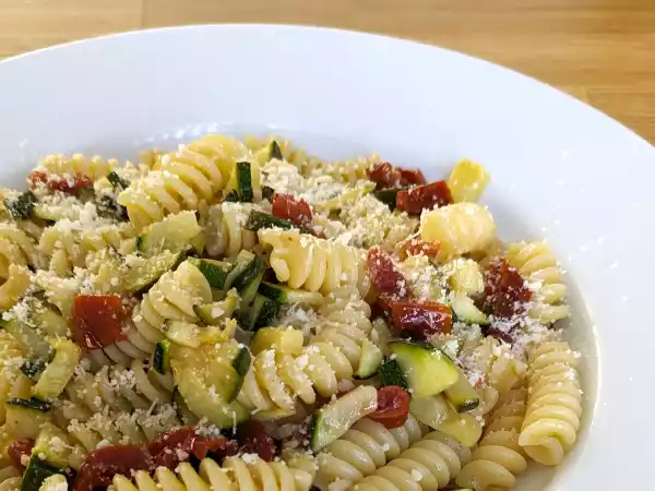 Recept Těstoviny s cuketami a sušenými rajčaty: rychlý a chutný první chod!