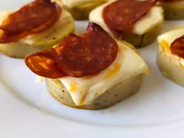 Recept Crostini z polenty se sýrem scamorza a pikantním salámem
