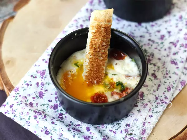 Recept Vejce s kozím sýrem a sušenými rajčaty v air fryeru!