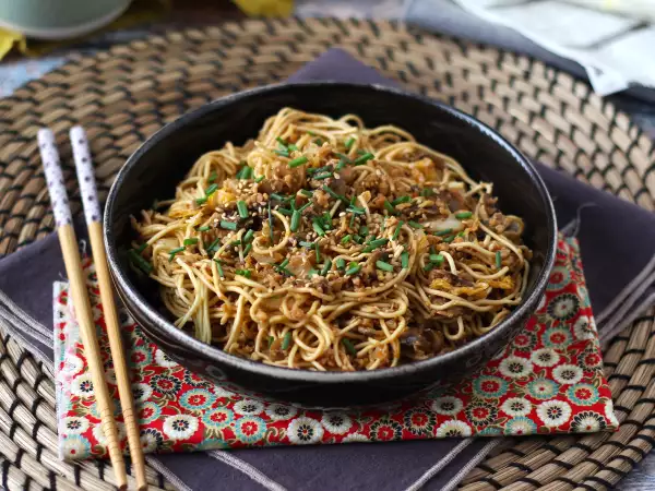 Recept Wok s čínskými nudlemi (zelenina a texturované sójové bílkoviny)