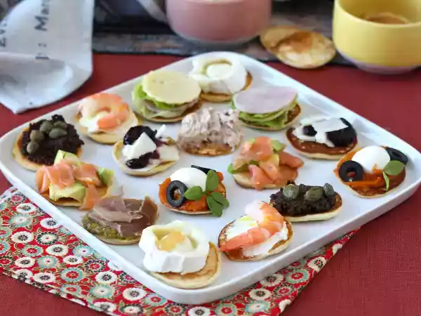 Recept Talíř blinů s náplněmi, ideální pestrý aperitiv pro sváteční období