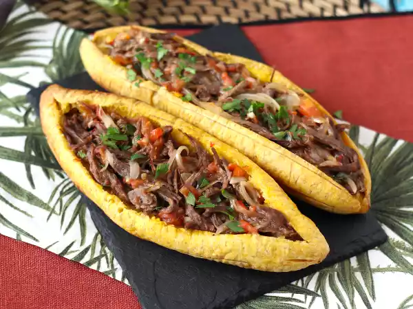 Recept Plátky plantainů plněné strouhaným masem a strouhaným sýrem