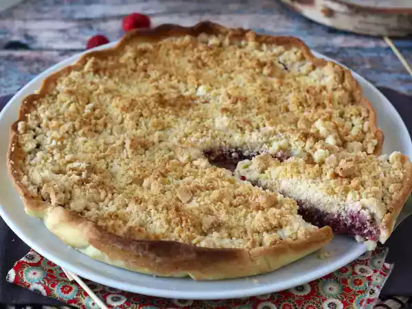 Recept Expresní koláč s červeným ovocem