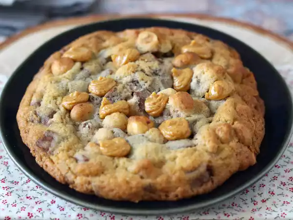 Recept Xxl sušenky z lískových oříšků, mléčné čokolády a pralinek