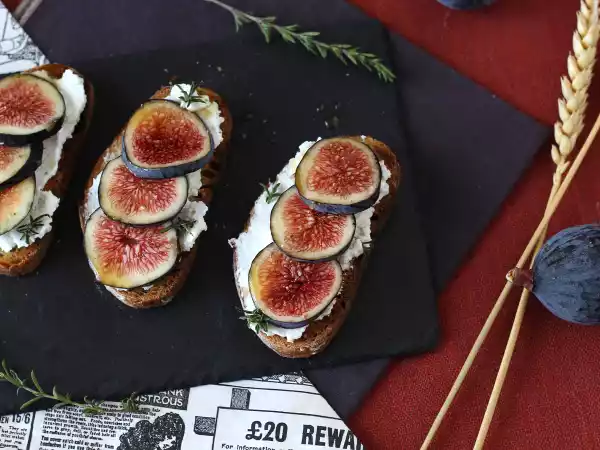 Recept Sendviče s fíky, čerstvým kozím sýrem, medem a rozmarýnem