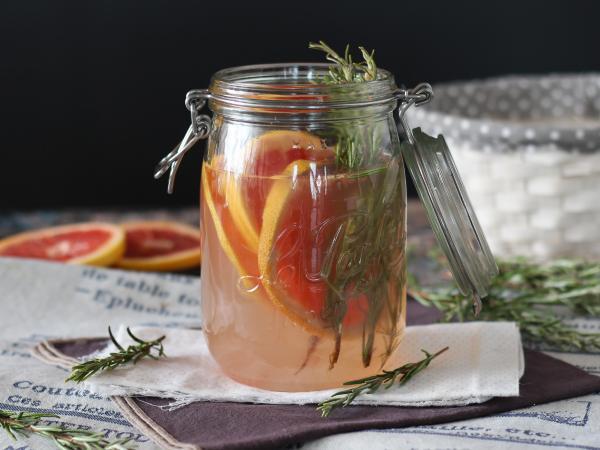 Recept Voda s příchutí grapefruitu a rozmarýnu: detoxikační nápoj bez přidaného cukru