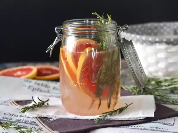 Recept Voda s příchutí grapefruitu a rozmarýnu: detoxikační nápoj bez přidaného cukru