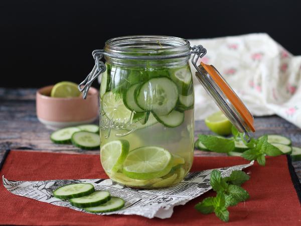 Recept Voda s příchutí okurky, limetky, máty a zázvoru