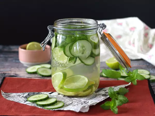 Recept Voda s příchutí okurky, limetky, máty a zázvoru