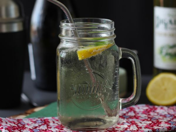 Recept Hugo spritz s bezinkovým sirupem, svěží a sladký koktejl